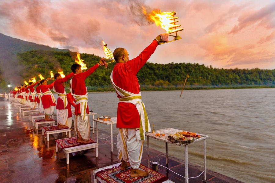 Aarti nocturno en Triveni Ghat, Rishikesh