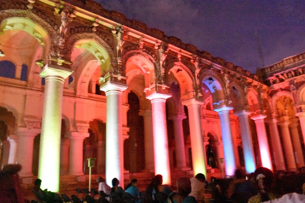 Admire el palacio en luces