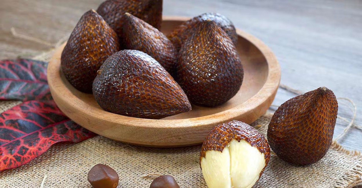 Salak, la fruta con piel de serpiente