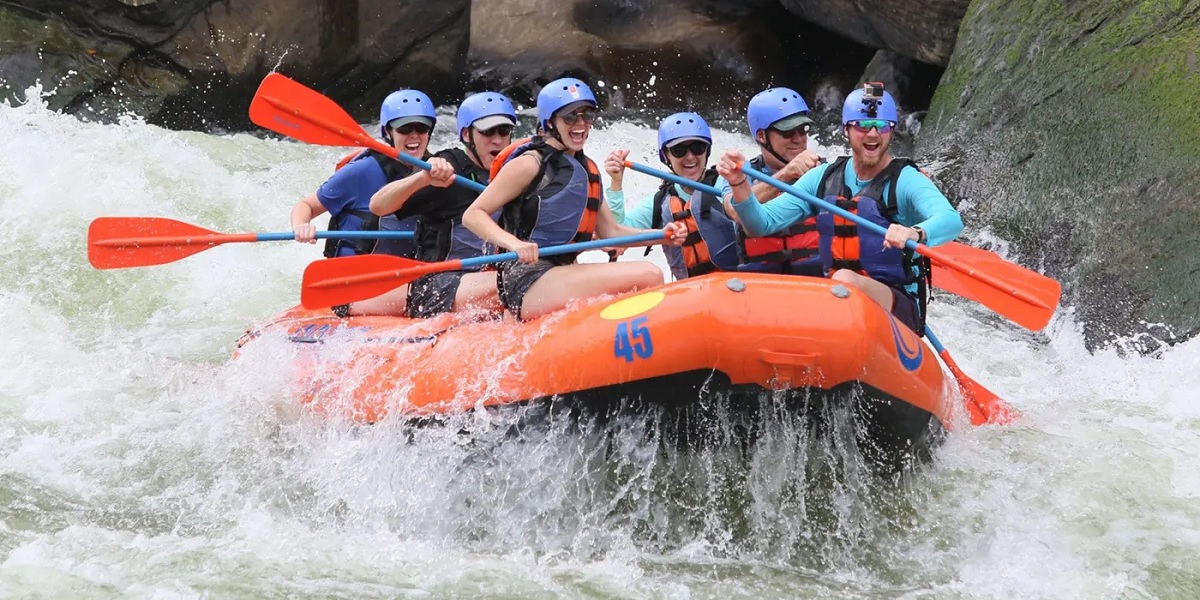 Rafting en aguas bravas en Kithulgala en Sri Lanka