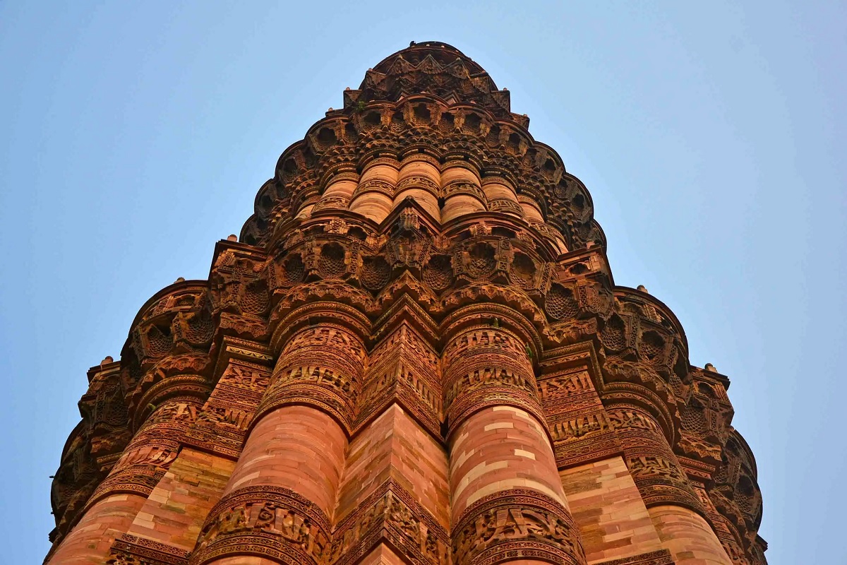 Arquitectura del Qutub Minar de Delhi: piedra arenisca roja y mármol