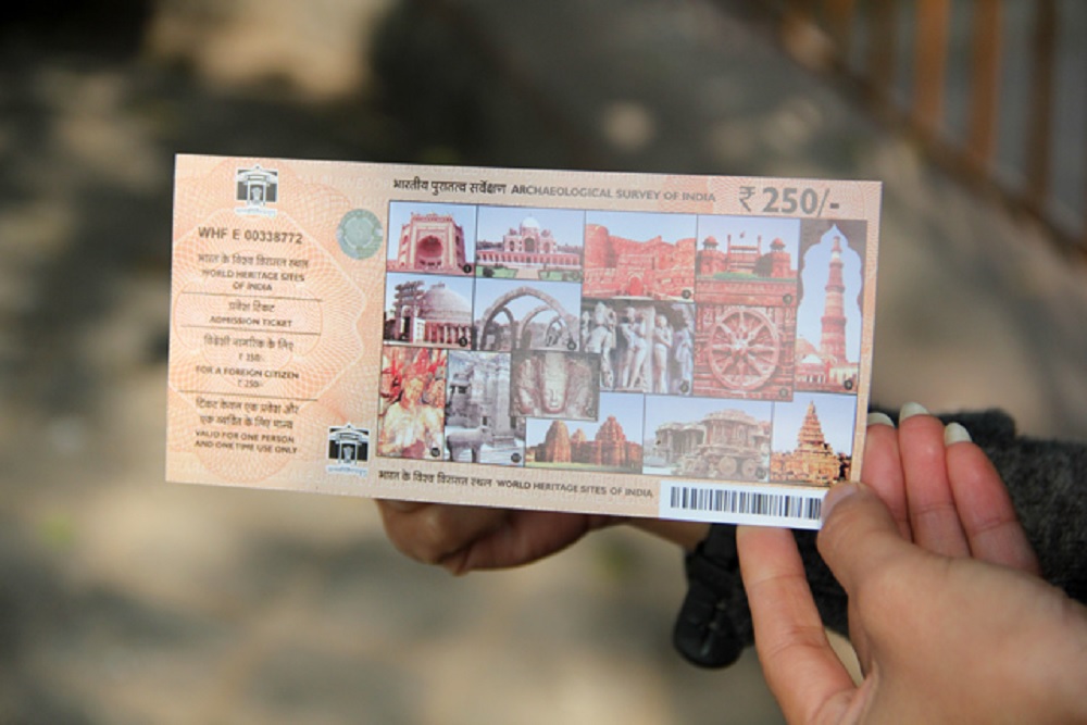 Entrada al Qutub Minar de Delhi