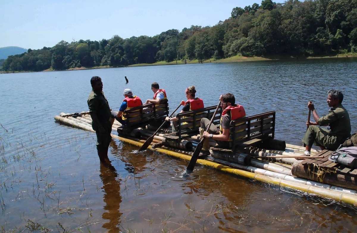 Paseo en barco de bambú en Thekkady