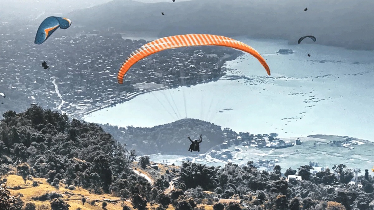 Parapente en Pokhara: Vuela sobre los Himalayas