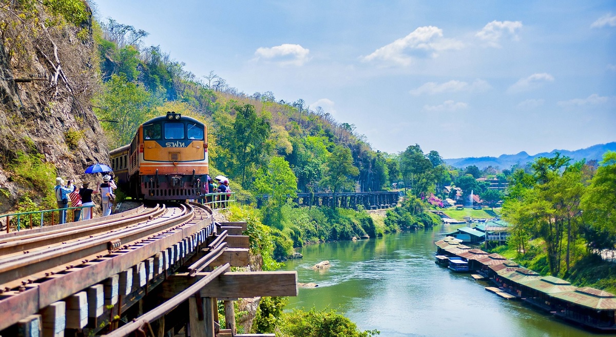 Tren (con combinación de autobús o ferry)