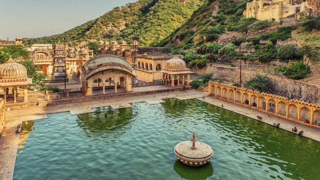 Templo Galtaji Jaipur: Una Joya Espiritual en el Corazón del Rajasthan